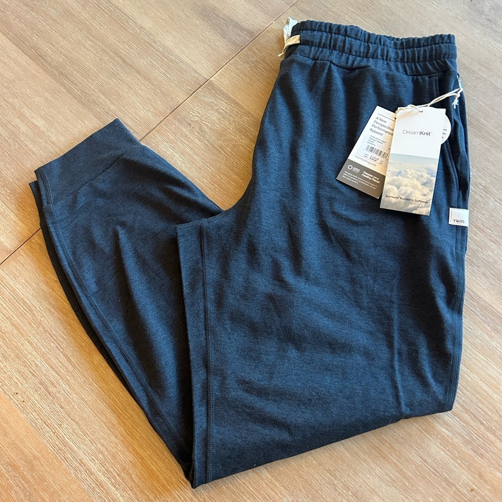 Vuori Performance Joggers Size Medium
Midnight Heather
New with tags